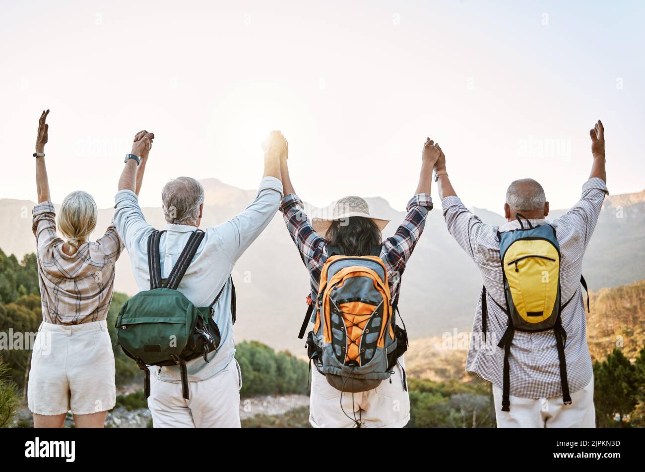 Wandergruppe, Feier und Erfolg auf dem Berggipfel nach dem Klettern und Wandern auf abgelegenen Hügeln. Jubelnde, motivierte oder stolze, reife Freunde Stockfoto