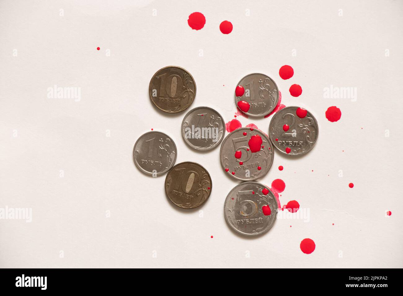 Russische Rubel auf weißem Hintergrund in roten Blutstropfen, Geld in russischem Blut, Finanzen und Wirtschaft Stockfoto