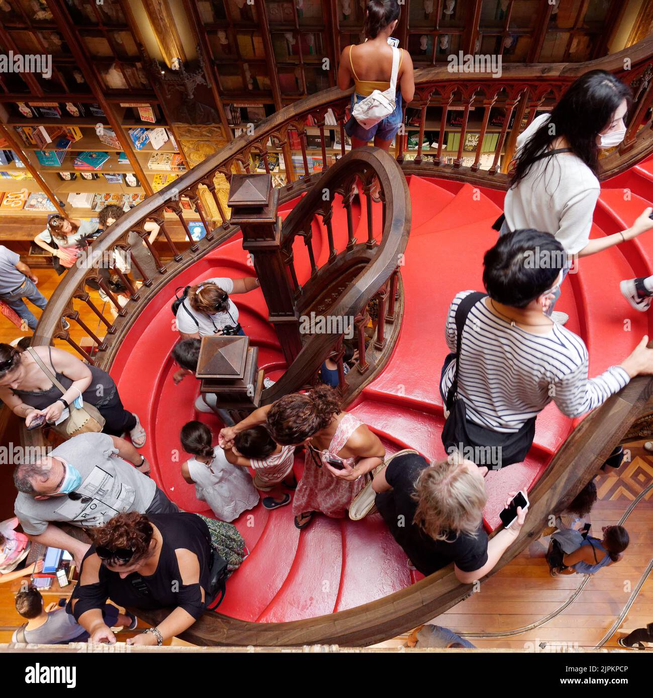 Rote Treppe in der schönen Livraria Lello aka Lello Buchhandlung in Porto, Portugal. Stockfoto