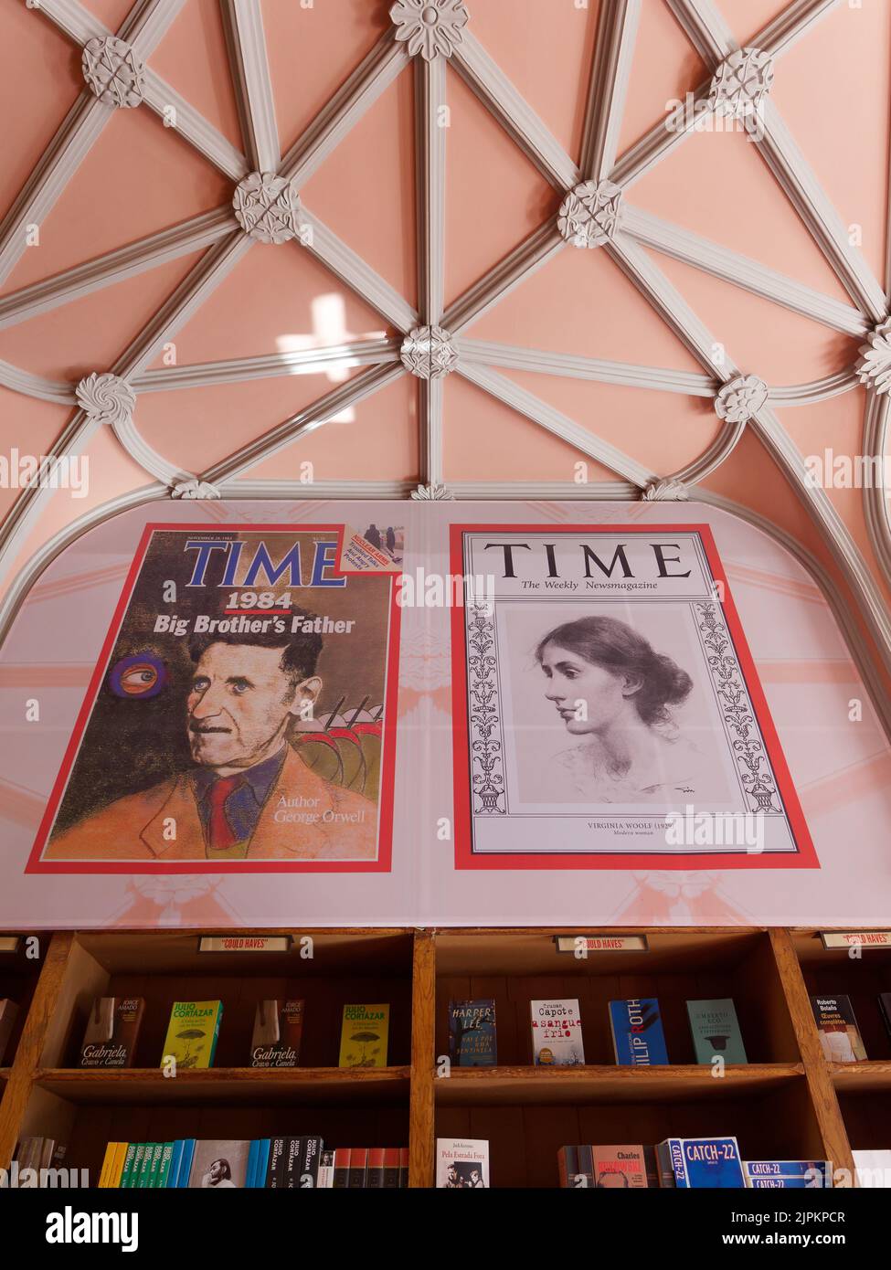 Plakate des Time Magazins, darunter George Orwell im Livraria Lello aka Lello Bookstore in Porto, Portugal. Stockfoto