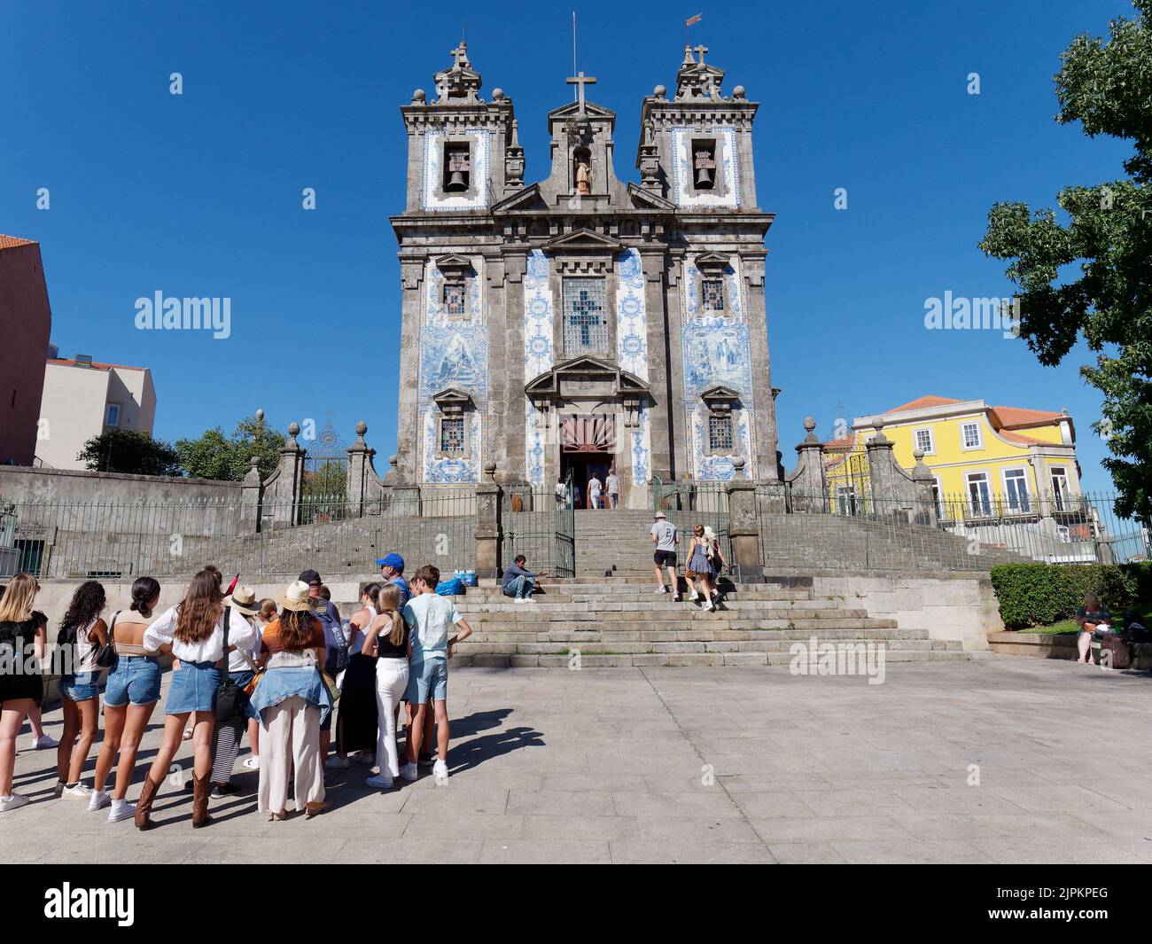 Außenansicht von Igreja de Santo Ildefonso, auch Kirche des Heiligen Ildefonso genannt. Bedeckt mit den blauen und weißen Kacheln, die Azulejos genannt werden und historische Ereignisse anzeigen. Stockfoto