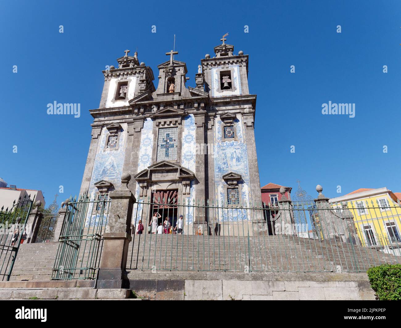 Igreja de Santo Ildefonso, auch Kirche des heiligen Ildefonso genannt. Die blau-weißen Fliesen Azulejos zeigen historische Ereignisse. Porto, Portugal. Stockfoto