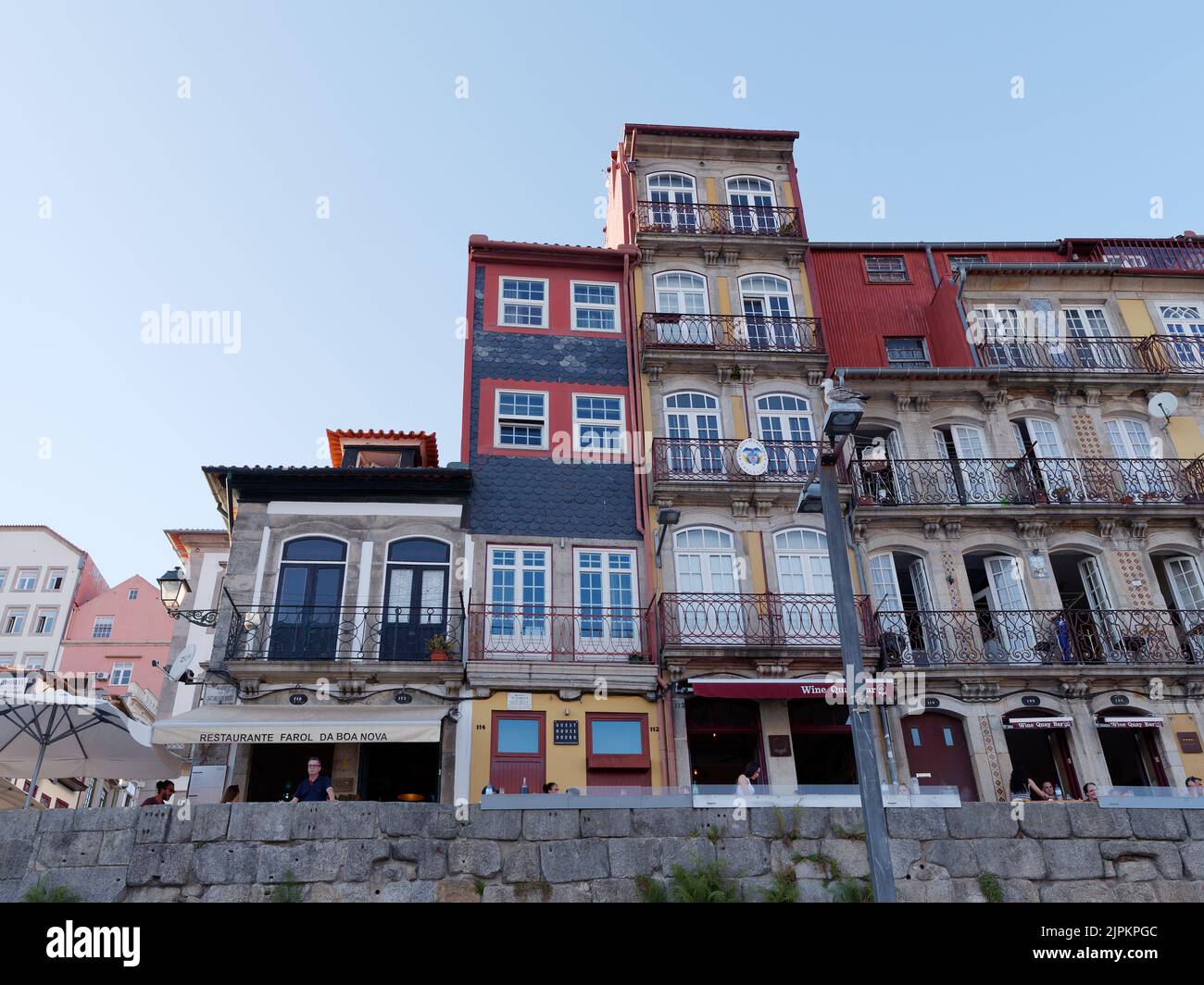Nahaufnahme des Ribeira aka River Side Viertels mit bunten traditionellen Häusern mit Balkonen. Stockfoto