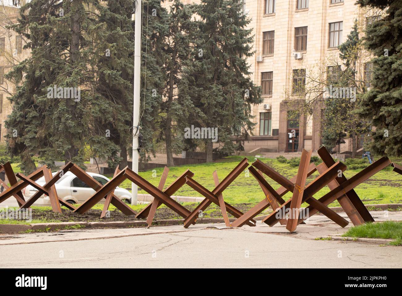 Panzerabwehrigel auf der Straße der Stadt Dnepr in der Ukraine während des Krieges mit Russland, Schutz der Heimatstadt vor russischen Panzern 2022 Stockfoto