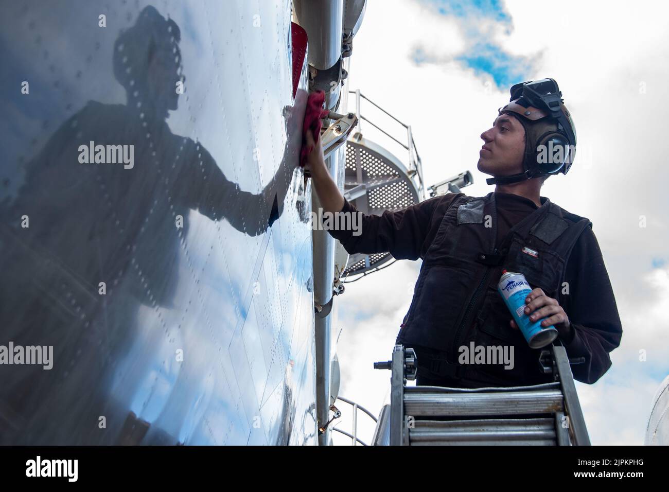 13. August 2022 - Mittelmeer - Flugzeugelektroniktechniker Airman Camden Simpson aus Fairfield, Ohio, der den "Seahawks" des Airborne Command and Control Squadron (VAW) 126 zugewiesen wurde, wischt einen Flügel eines E-2D Hawkeye auf dem Flugdeck des Flugzeugträgers USS Harry S. Truman der Nimitiz-Klasse herunter (CVN 75), August. 13, 2022. Die Harry S. Truman Carrier Strike Group befindet sich im geplanten Einsatzgebiet der US Naval Forces Europe und wird von der Sechsten Flotte der USA eingesetzt, um die Interessen der USA, der Alliierten und der Partner zu verteidigen. (Bild: © U.S. Navy/ZUMA Press Wire Service/ZUMAPRESS.com) Stockfoto