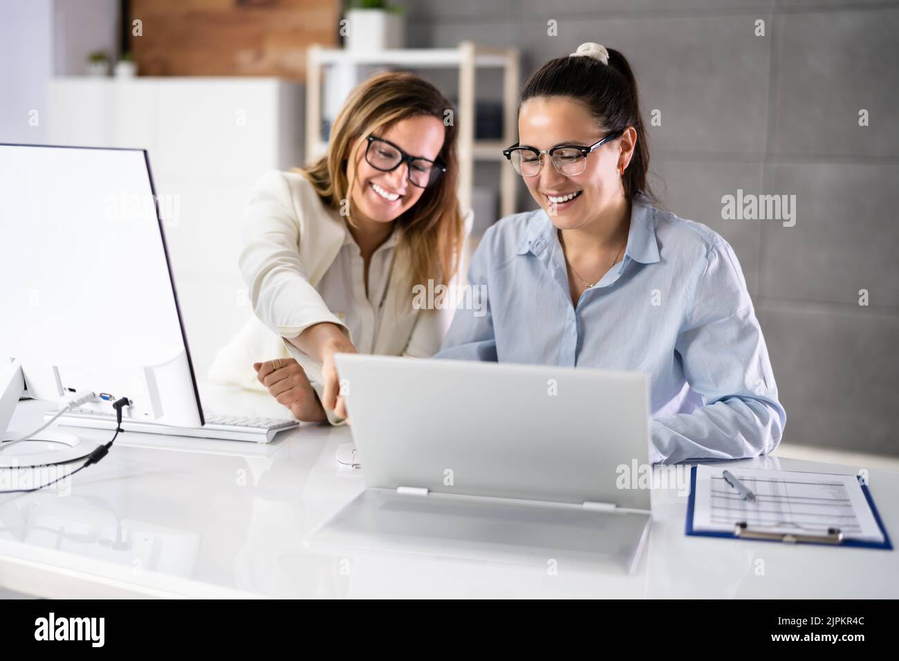 Hybrid-Laptop Am Arbeitsplatz Im Büro. Computerschulung Stockfoto