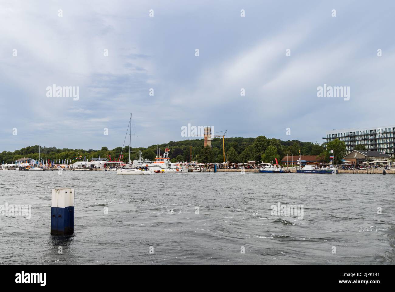Lübeck Travemunde - 29. Juli 2022: Skyline Lübeck Travemunde in Deutschland Blick vom Priwall Hafen Stockfoto