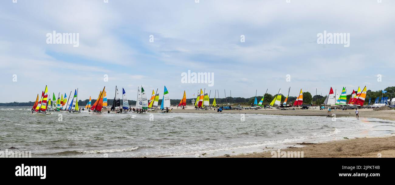 Lübeck Travemunde - 29. Juli 2022: Windsurfen am Strand von Priwall Lübeck Travemunde in Deutschland. Stockfoto