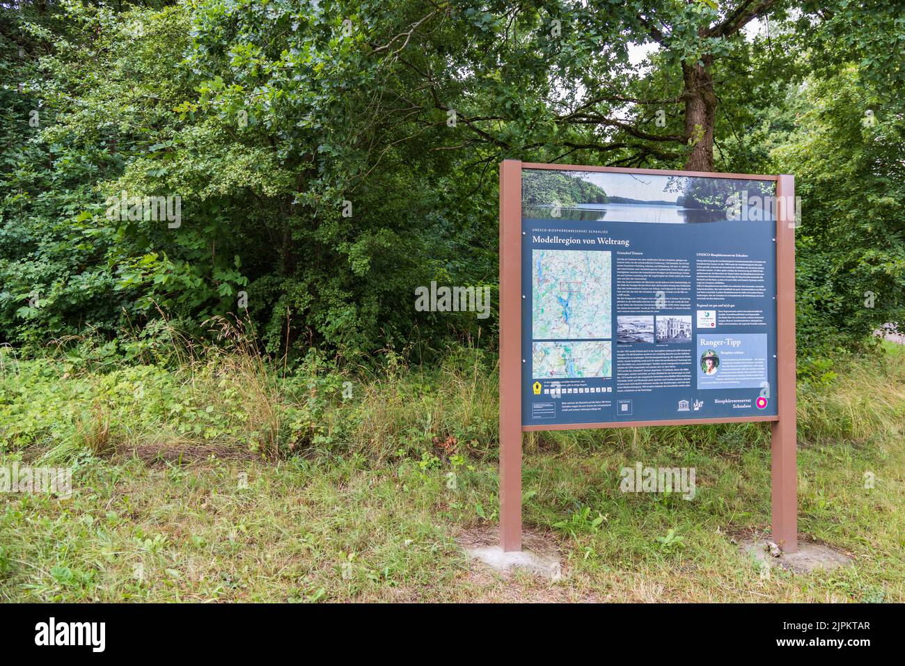 Zarrentin am Schaalsee, Deutschland- 1. August 2022: Hinweisschild entlang der Grenzstraße ehemalige Binnengrenze West- und Ostdeutschland im Biosphärenpark Schaalsee Stockfoto