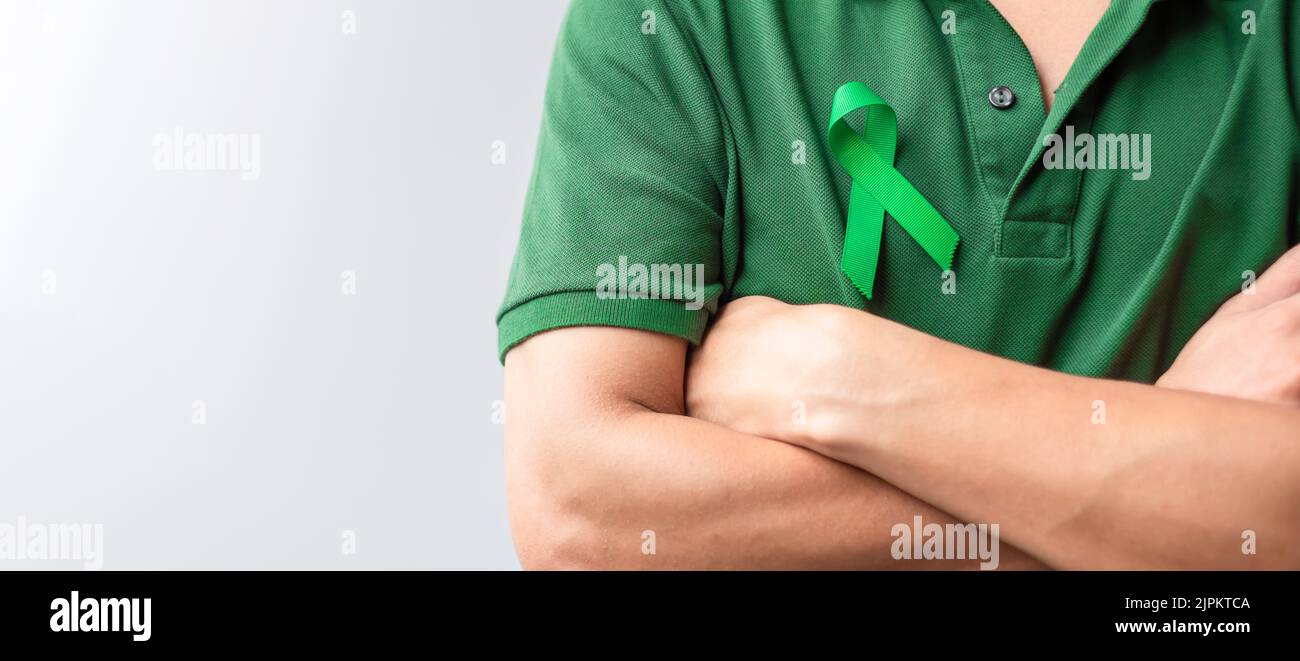 Grünes Farbband für Leber, Gallenleiter, Gallengang, Gebärmutterhalskrebs, Nierenkrebs und Lymphom Awareness Month. Konzept des Tages des Gesundheitswesens und des Weltkrebses Stockfoto