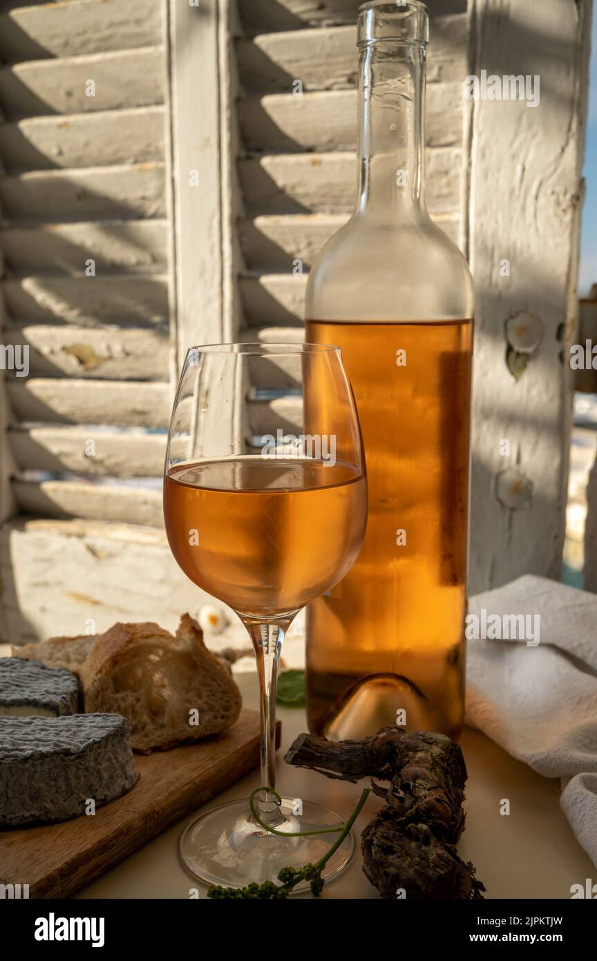 Kalter provenzalischer Wein aus Glas und Flasche, serviert mit ...