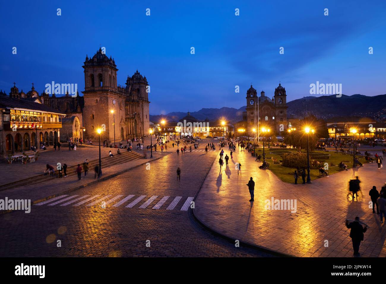 Ein Panoramablick auf einen bevölkerten Nachtplatz von Cusco Stockfoto