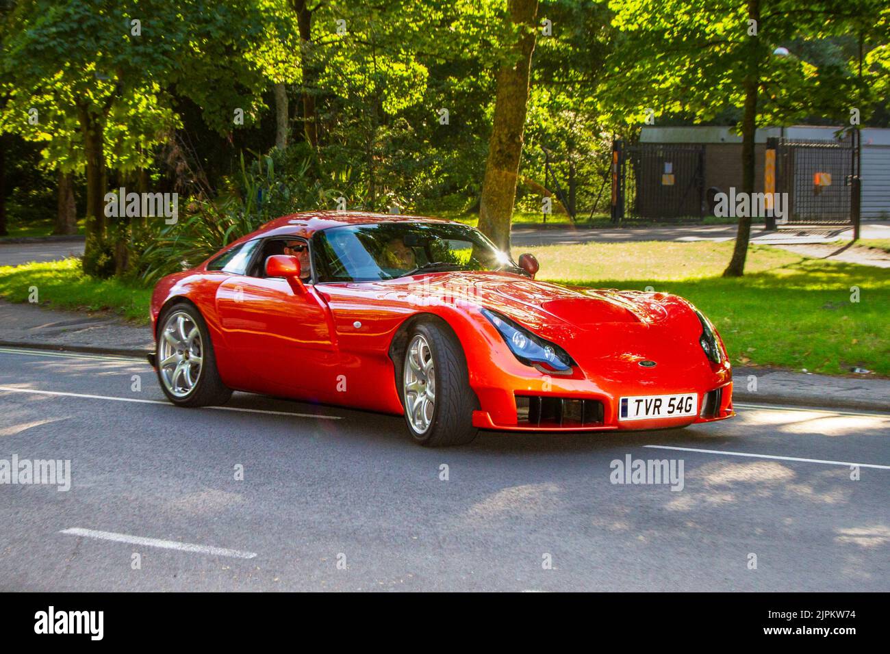 TVR SAGARIS 2005, orangener britischer Roadster mit 3996 ccm; Fahrzeuge auf der 13. Lytham Hall Summer Classic Car & Motorcycle Show, einem klassischen Vintage-Transportfestival für Sammlerstücke. Sagaris gehört zu den seltensten TVR-Modellen. Stockfoto