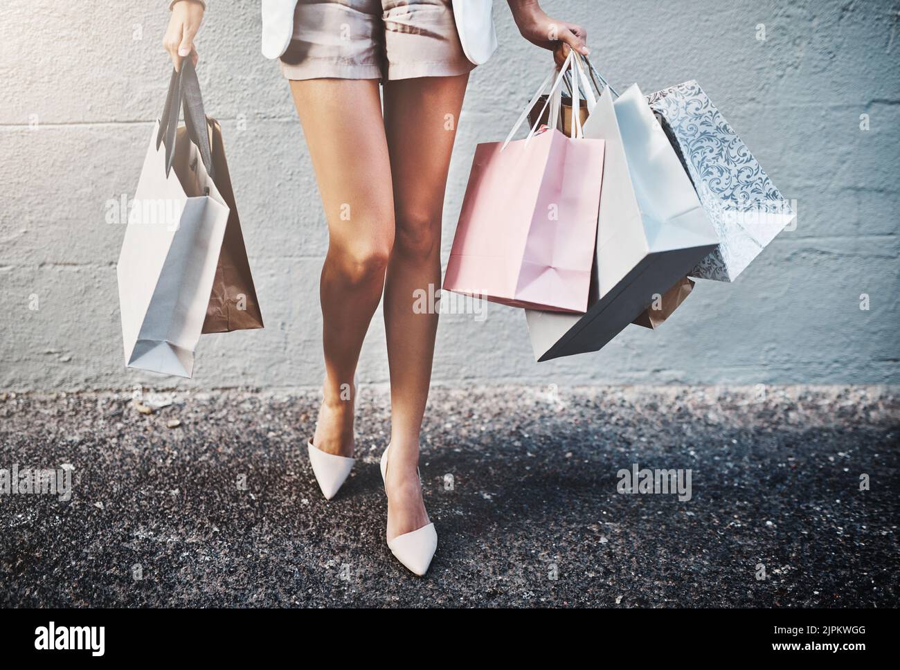 Einkaufen, Ausgaben und Mode mit einer Frau, die Taschen trägt, auf der Suche nach einem Verkauf oder Schnäppchen ist und sich im Einzelhandel Vergnügen kann. Nahaufnahme eines trendigen, stilvollen und Stockfoto