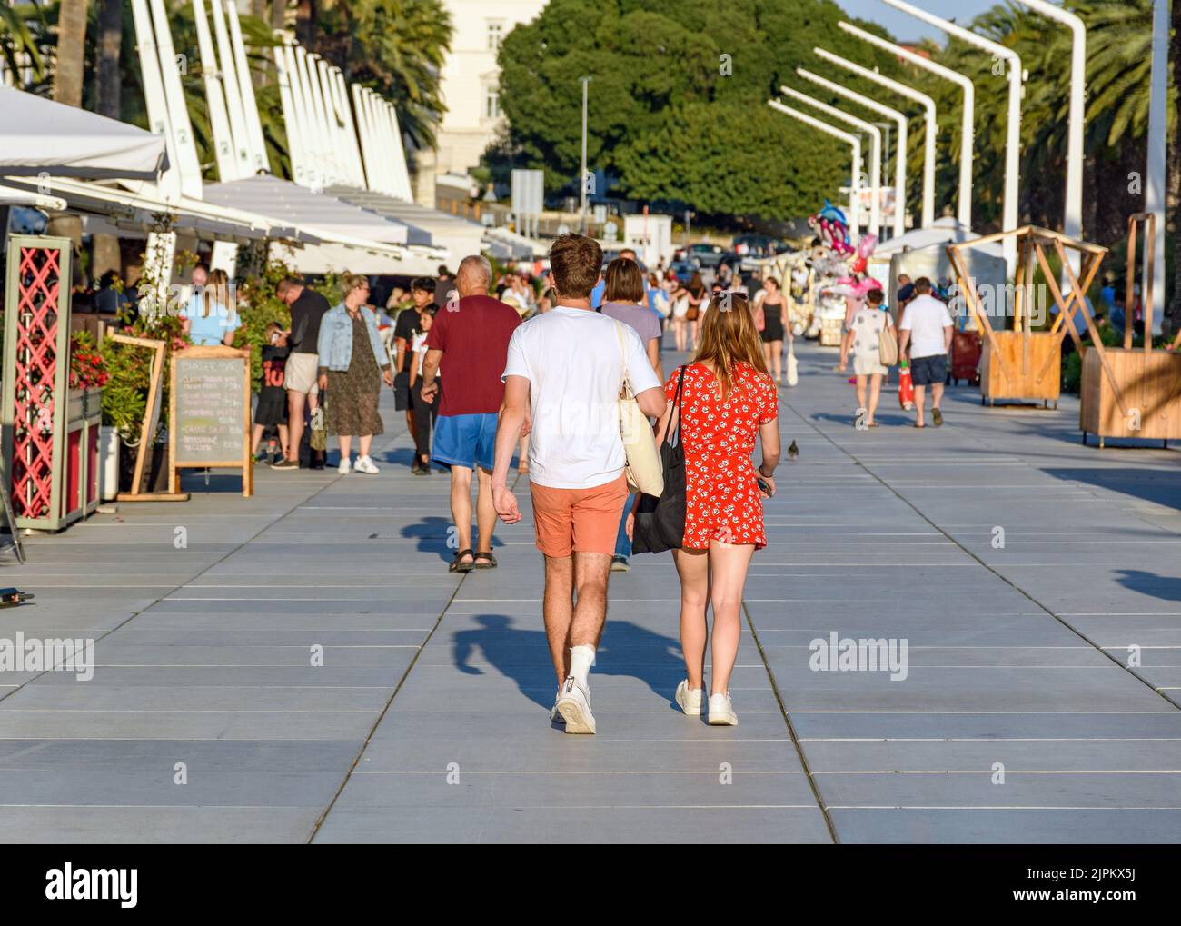 Ein Blick auf die Menschen, die an einem sonnigen Tag in Split, Kroatien, auf der Straße spazieren Stockfoto