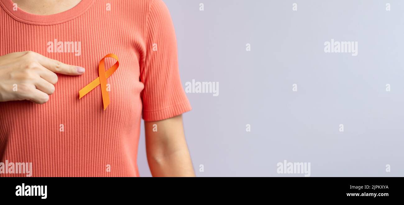 Orange Ribbon für Leukämie, Nierenkrebs Tag, Welt Multiple Sklerose, CRPS, Self Injury Awareness Month. Gesundheitsvorsorge und Wortkrebstag Konzept Stockfoto