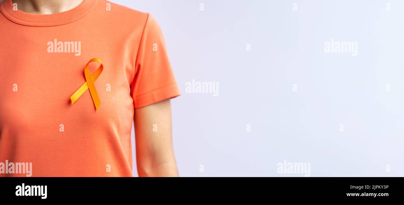 Orange Ribbon für Leukämie, Nierenkrebs Tag, Welt Multiple Sklerose, CRPS, Self Injury Awareness Month. Gesundheitsvorsorge und Wortkrebstag Konzept Stockfoto