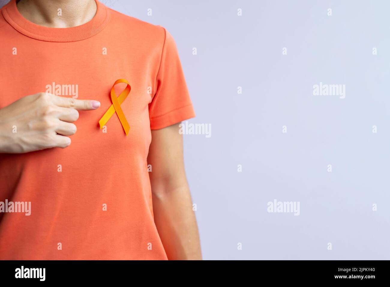 Orange Ribbon für Leukämie, Nierenkrebs Tag, Welt Multiple Sklerose, CRPS, Self Injury Awareness Month. Gesundheitsvorsorge und Wortkrebstag Konzept Stockfoto