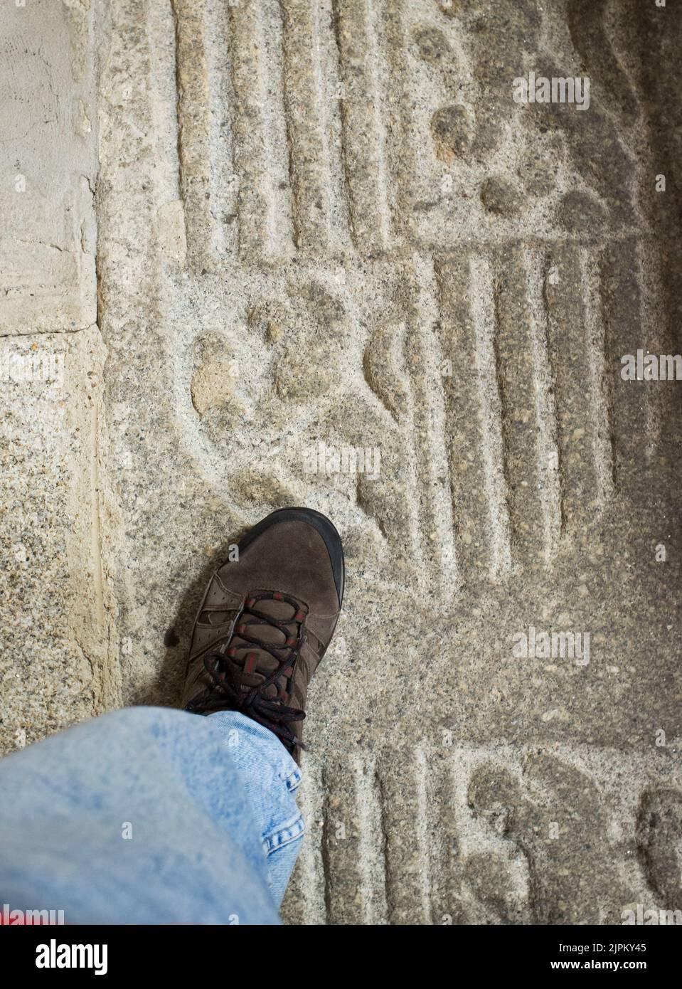 Caceres, Spanien - 26.. Oktober 2021: Spaziergang über die Grabplatte am Boden der Kirche San Juan. Caceres, Extremadura, Spanien Stockfoto
