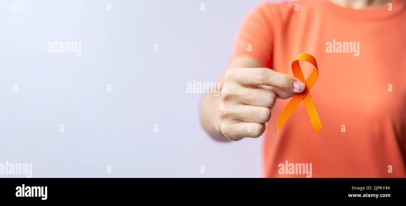 Orange Ribbon für Leukämie, Nierenkrebs Tag, Welt Multiple Sklerose, CRPS, Self Injury Awareness Month. Gesundheitsvorsorge und Wortkrebstag Konzept Stockfoto