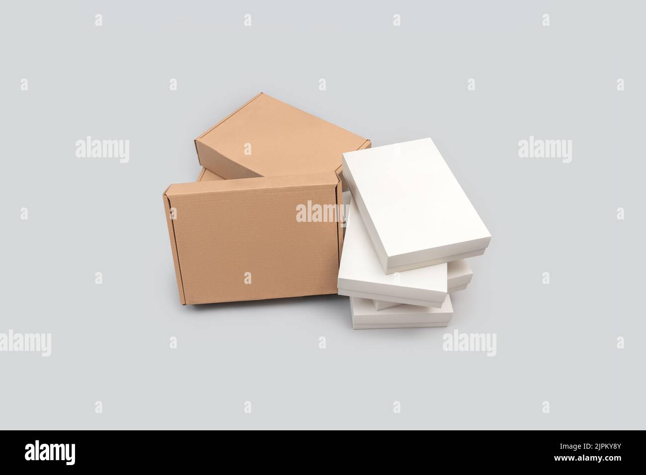 Weiße und braune Gruppe von Kartons isoliert auf weißem Hintergrund. E-Commerce- und Verpackungskonzept Stockfoto
