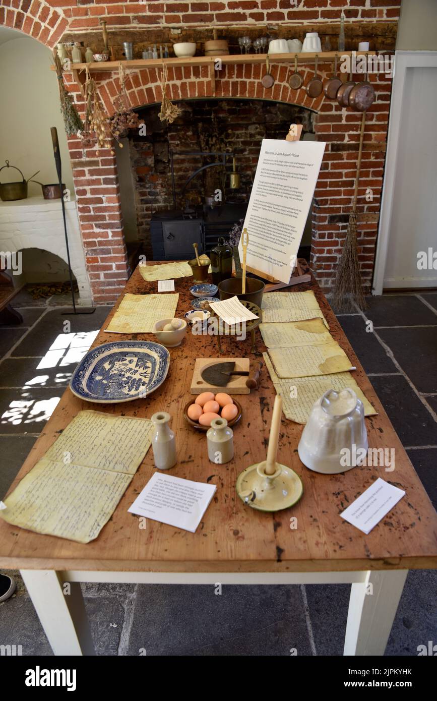 Gegenstände und Utensilien, die in der Küche im Jane Austen’s House, Chawton, in der Nähe von Alton, Hampshire, Großbritannien, ausgestellt werden. Stockfoto