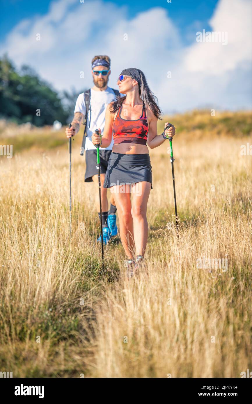 Einige Sportler haben eine glückliche Zeit während des nordic Walking Stockfoto