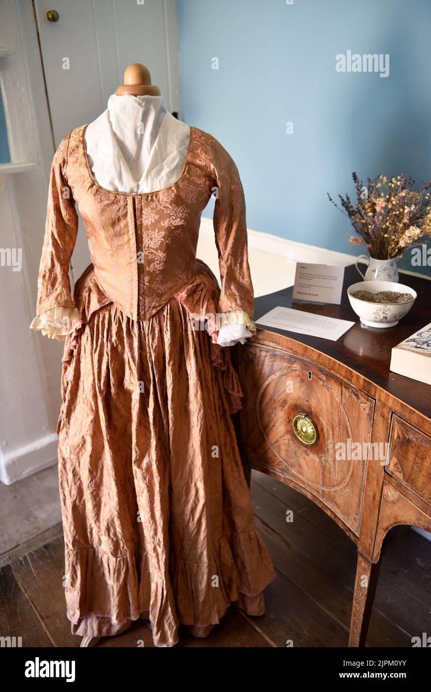 Das Kleid aus dem 18.. Jahrhundert, das die Schauspielerin Julie Waters in dem Film Becoming Jane (2007) trug, in dem sie Mrs Austen, Chawton, Hampshire, Großbritannien, spielte. Stockfoto