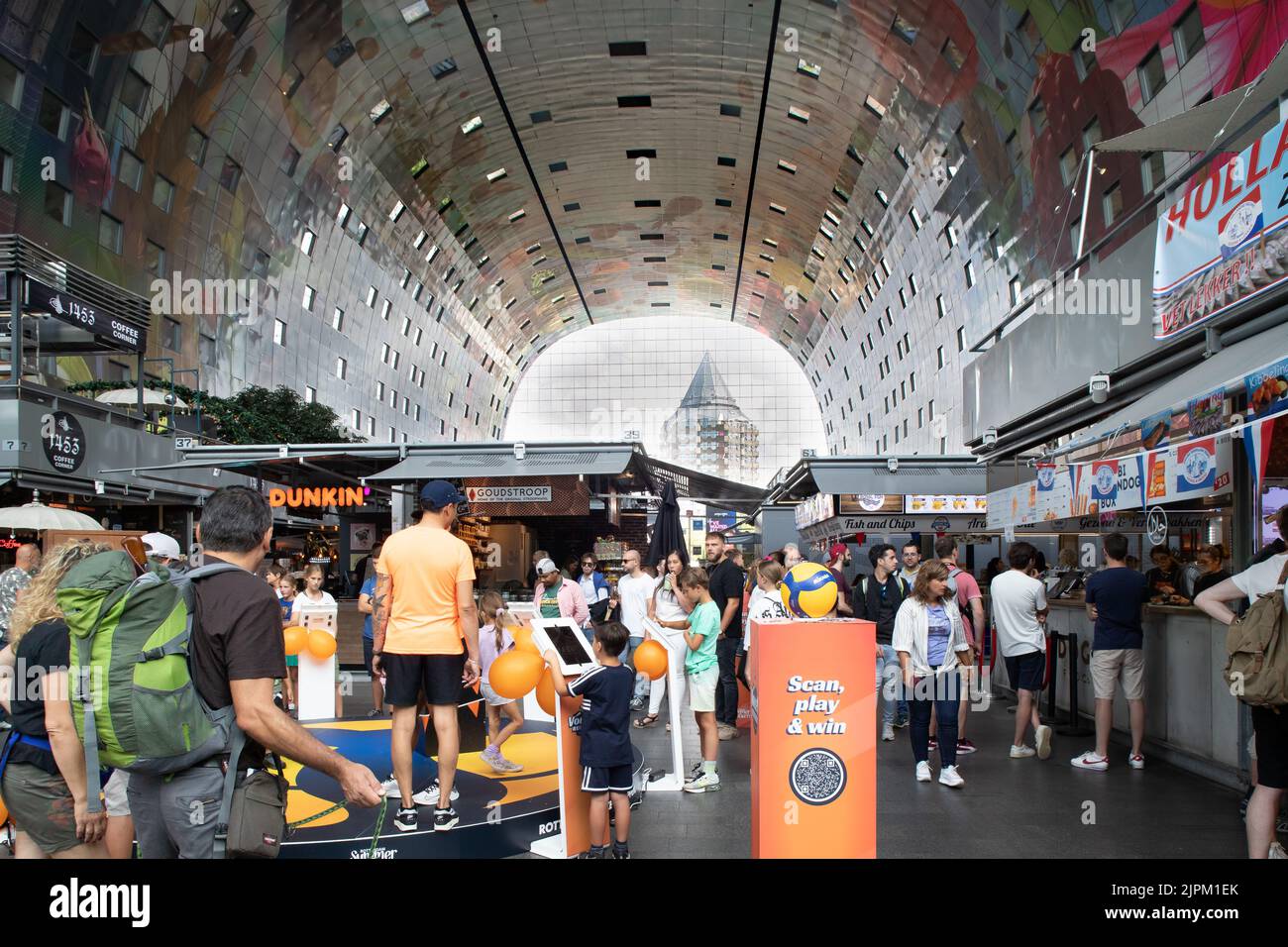 Das Innere der Markthalle (Marthal) in Rotterdam mit den schönen Kunstwerken von Marco Coenen und Iris Roskam, Niederlande Stockfoto