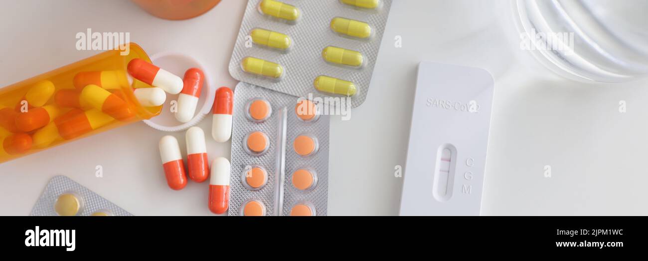 Testen Sie Coronavirus-Infektionsmedikamente und Thermometer auf dem Tisch Stockfoto