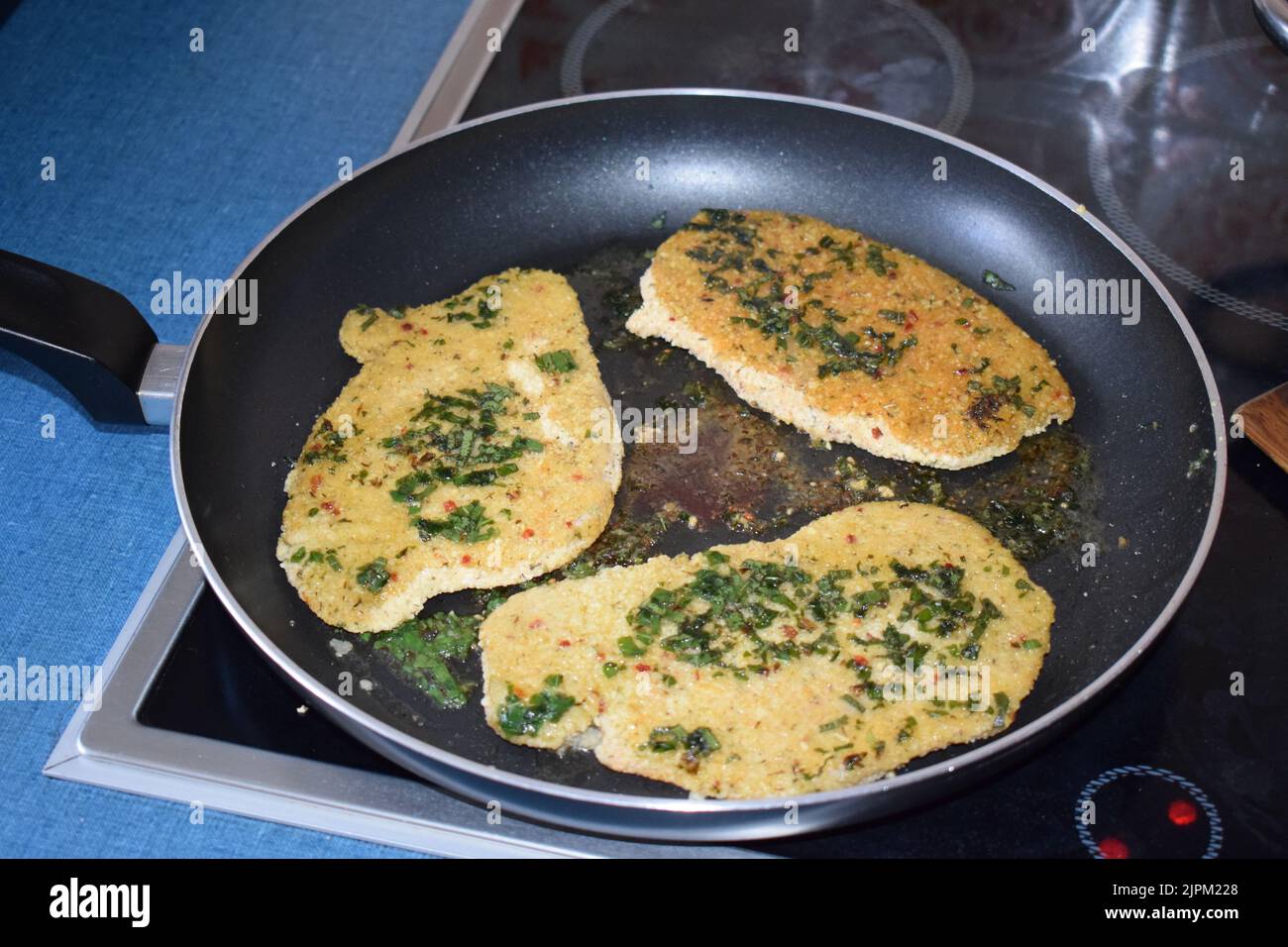 Gebratenes Schnitzel in der Pfanne Stockfoto