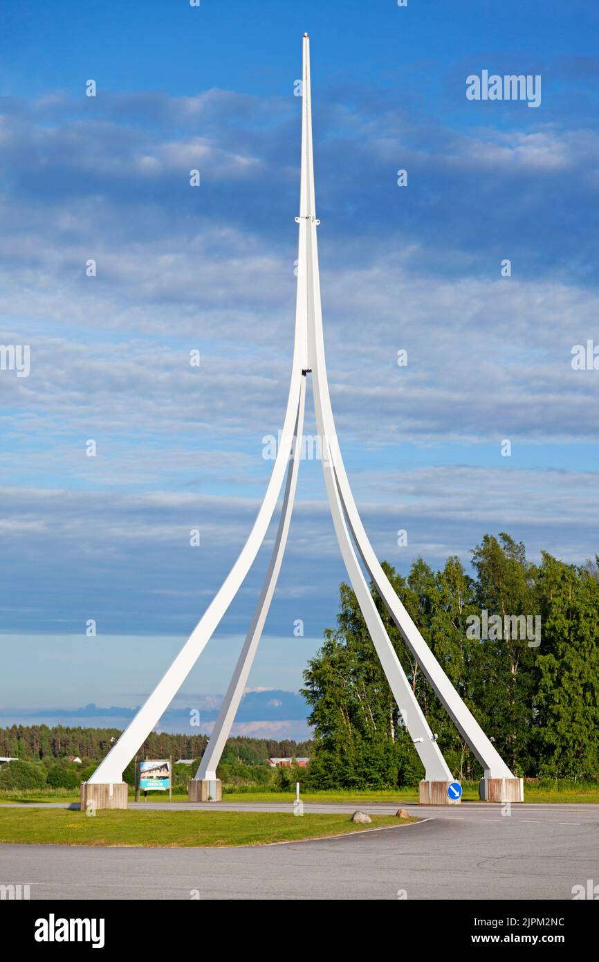 Power Park, Finnland - 21. Juni 2022: Ein hoher weißer Turm als Eingang zum Park Stockfoto