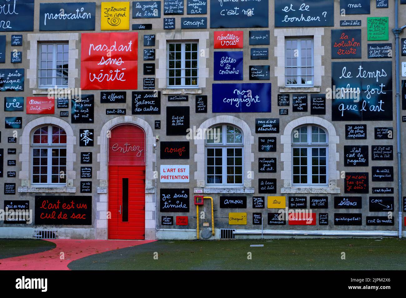 Frankreich, Loir-et-Cher, Blois, Fassade des Fundaments des Zweifels, Ausstellungszentrum für zeitgenössische Kunst, vorgestellt vom Künstler Ben Stockfoto