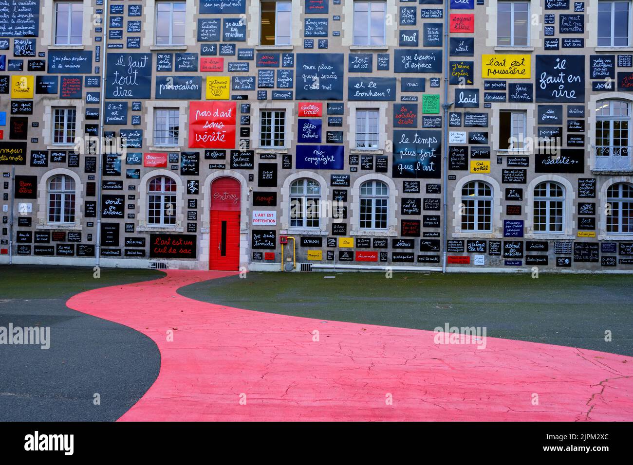 Frankreich, Loir-et-Cher, Blois, Fassade des Fundaments des Zweifels, Ausstellungszentrum für zeitgenössische Kunst, vorgestellt vom Künstler Ben Stockfoto