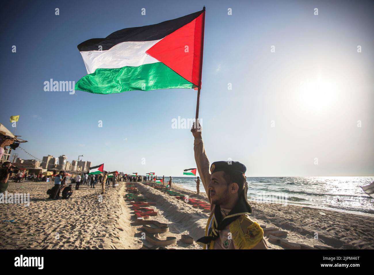 Gazastreifen, Palästinensische Gebiete. 19.. August 2022. Die Namen der 17 Kinder, die bei der jüngsten Bombardierung des Gazastreifens durch Israel getötet wurden, wurden auf den Sand des Strandes von Gaza City gezogen. Ein von Ägypten vermittelter Waffenstillstand wurde erreicht, um den 3-tägigen Konflikt zwischen Israel und Gaza zu beenden. Stockfoto