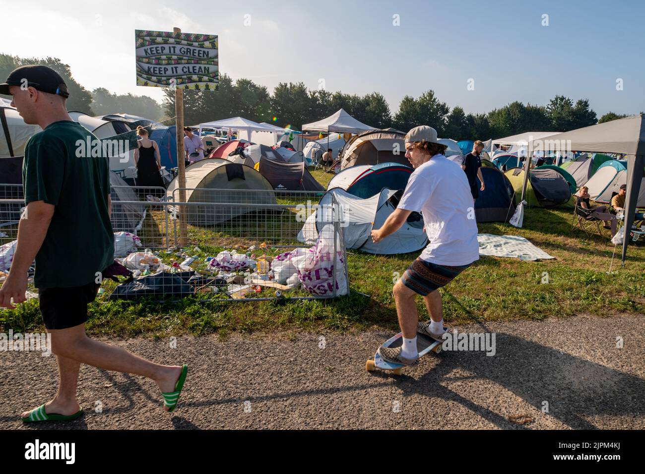 2022-08-19 09:19:34 BIDDINGHUIZEN - Festivalbesucher auf dem Campingplatz am ersten Tag des dreitägigen Musikfestivals Ein Campingflug nach Lowlands Paradise. ANP FERDY DAMMAN niederlande Out - belgien Out Stockfoto