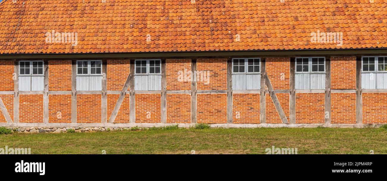 Fachwerkhaus im Hintergrund mit Fenstern und Türen Stockfoto