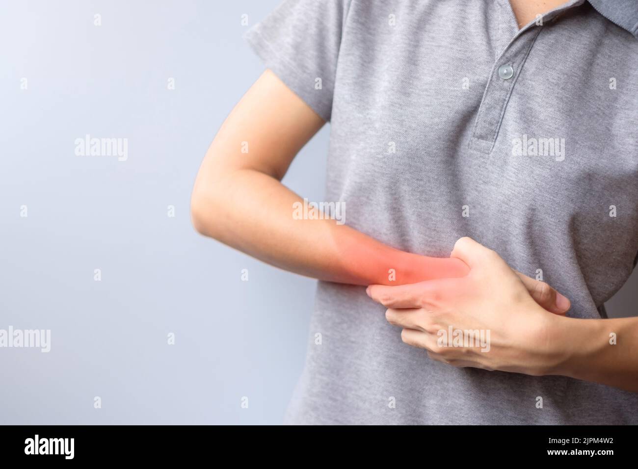 Frau, die ihr Handgelenk schmerzt, weil sie lange Zeit Smartphone oder Computer benutzt. De Quervain s Tenosynovitis, Kreuzungssymptom, Syndrom des Quervalltunnels Stockfoto