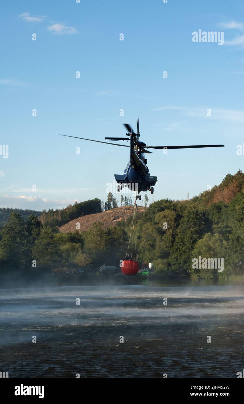 Super Puma der Bundespolizei bei der Wasseraufnahme für Waldbrand Bempfung bei Dillenburg Stockfoto
