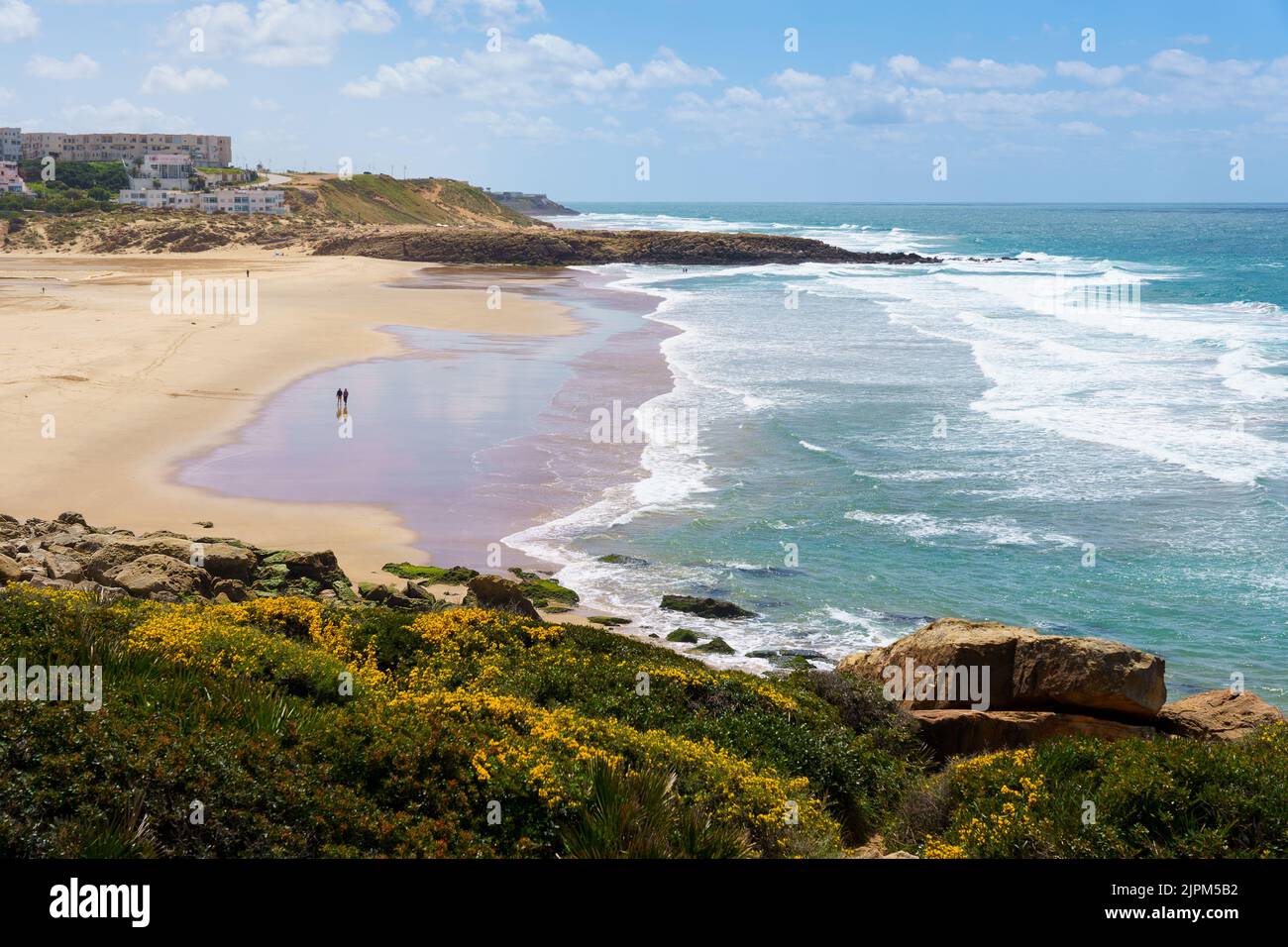 Eine Luftaufnahme des Strandes Plage Sol in Tanger, umgeben von Gebäuden und Wasser Stockfoto