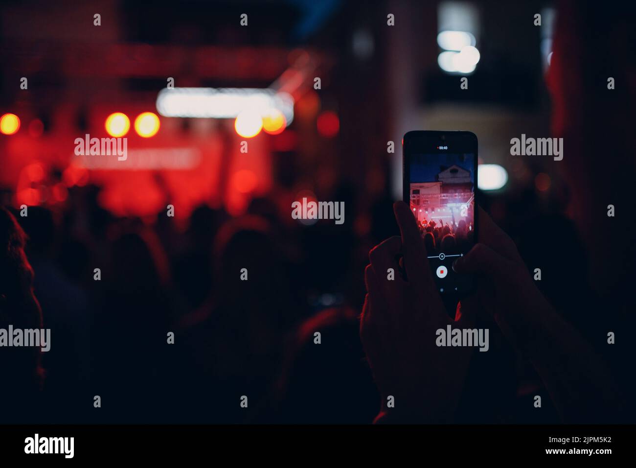Konzert Nacht Club Outdoor Rockgruppe Menschen Menge Video schießen Handy Kamera Stockfoto