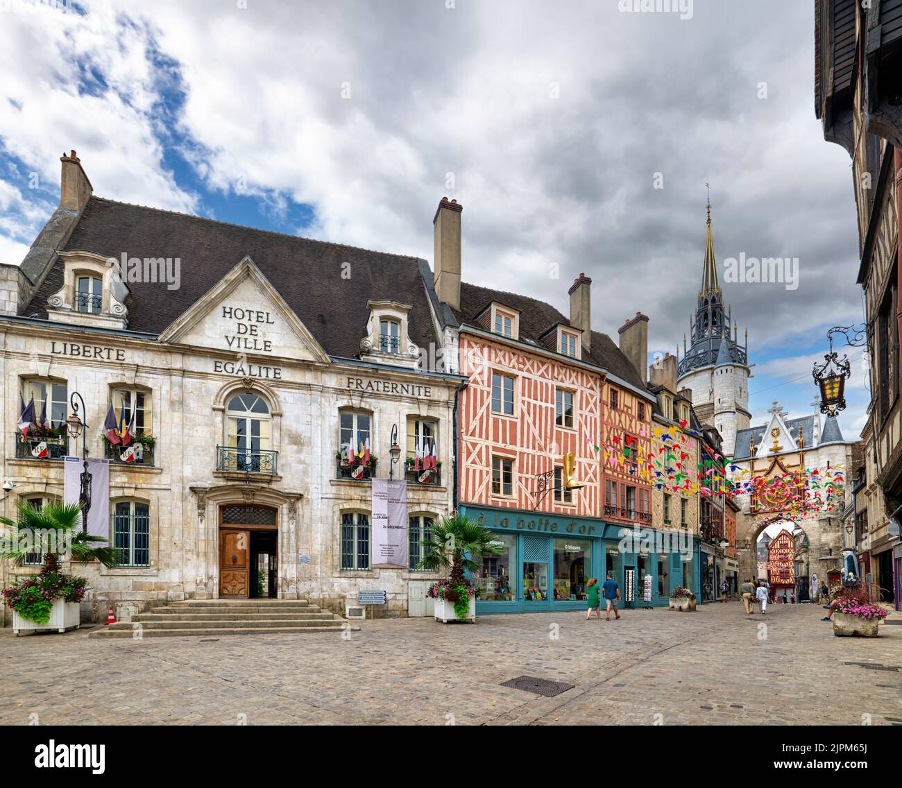 Auxerre Bourgogne Frankreich. Das Rathaus und die astronomische Uhr Stockfoto