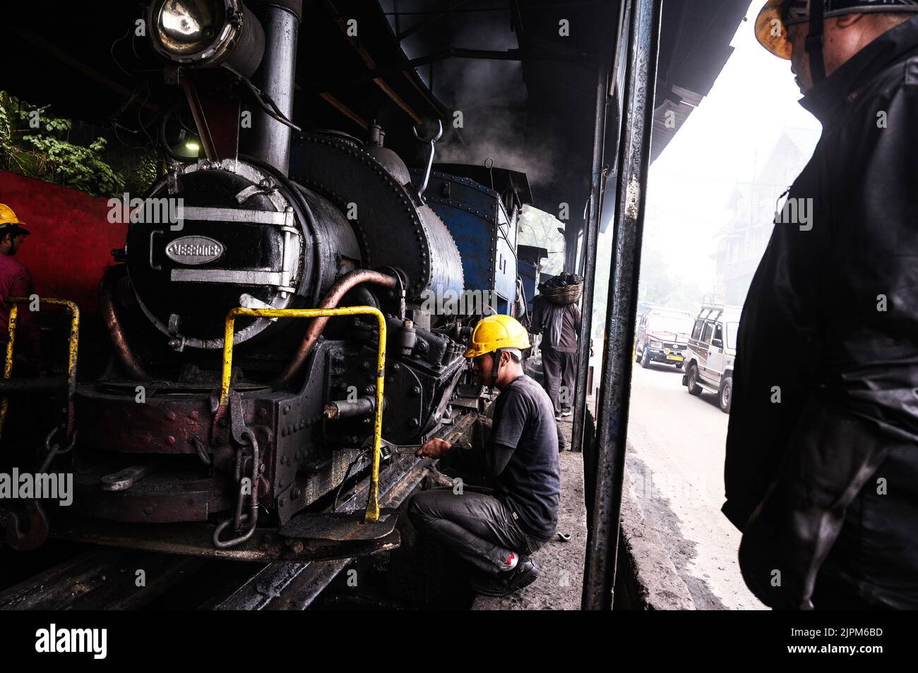 Die Darjeeling Himalayan Railway, ein UNESCO-Weltkulturerbe, auch bekannt als DHR oder Toy Train, ist eine 610-mm-Eisenbahnstrecke, die zwischen New Jalpaiguri und Darjeeling im indischen Bundesstaat Westbengalen verkehrt. Er klettert von etwa 100 m über dem Meeresspiegel bei New Jalpaiguri auf etwa 2.200 m (7.200 ft) bei Darjeeling, wobei er sechs Zickzack und fünf Schleifen verwendet, um Höhe zu gewinnen. Sechs Diesellokomotiven übernehmen den größten Teil des Liniendienstes, darunter tägliche Touristenzüge von Darjeeling nach Ghum – Indiens höchster Bahnhof – und der dampfgetrabene Red Panda-Dienst von Darjeeling nach Kurseong. Stockfoto