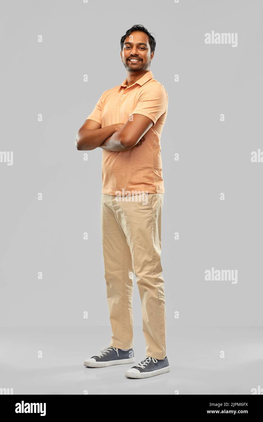 Porträt eines glücklich lächelnden jungen indischen Mannes Stockfoto