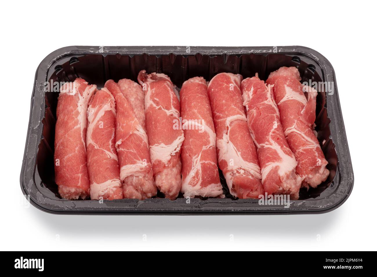 Schweinehals-Steak-Rollen (Capocollo) in Kunststoff-Food-Tablett zum Verkauf im Supermarkt isoliert auf weißem, Schneideweg Stockfoto