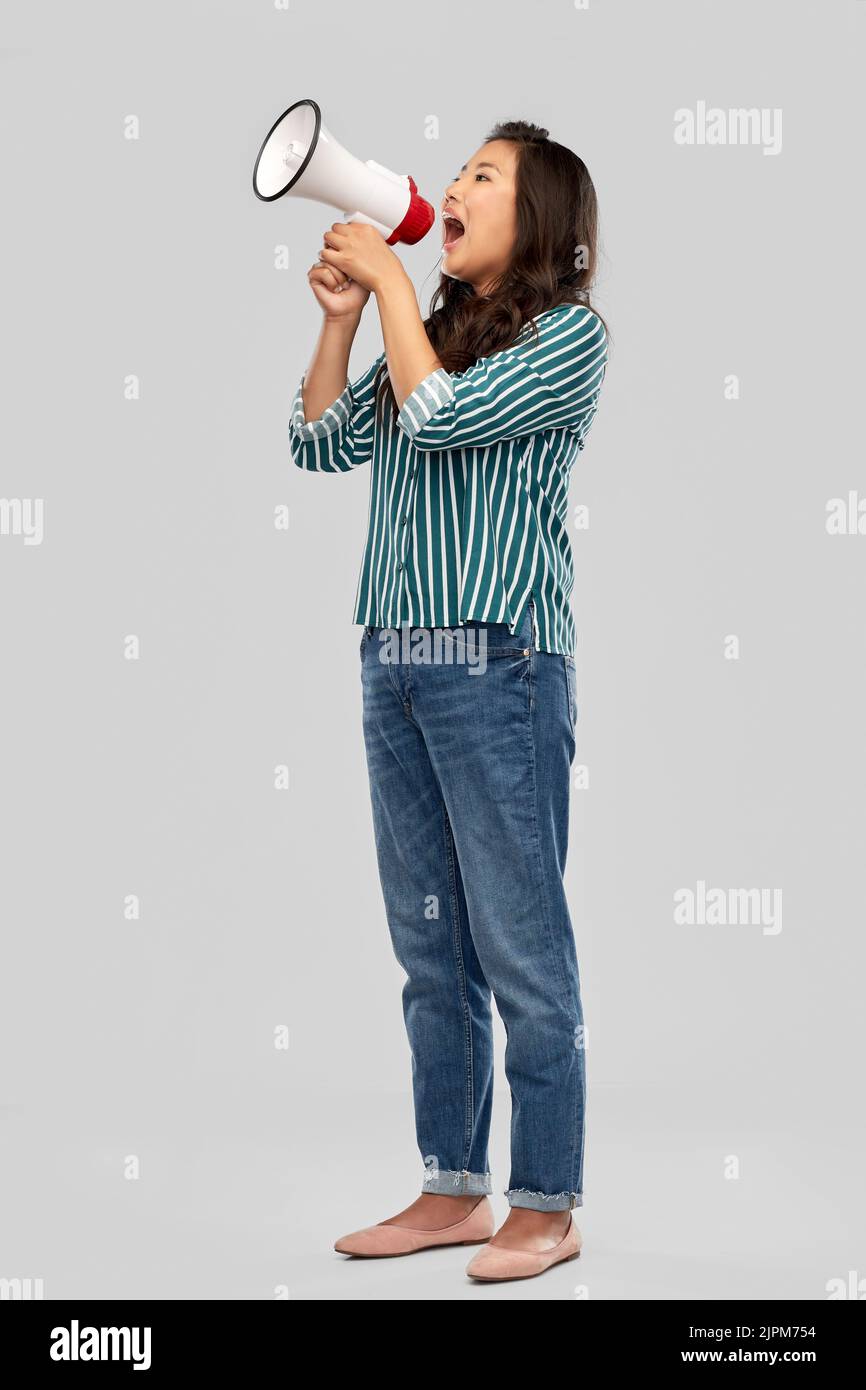 Asiatische Frau sprechen mit Megaphon Stockfoto