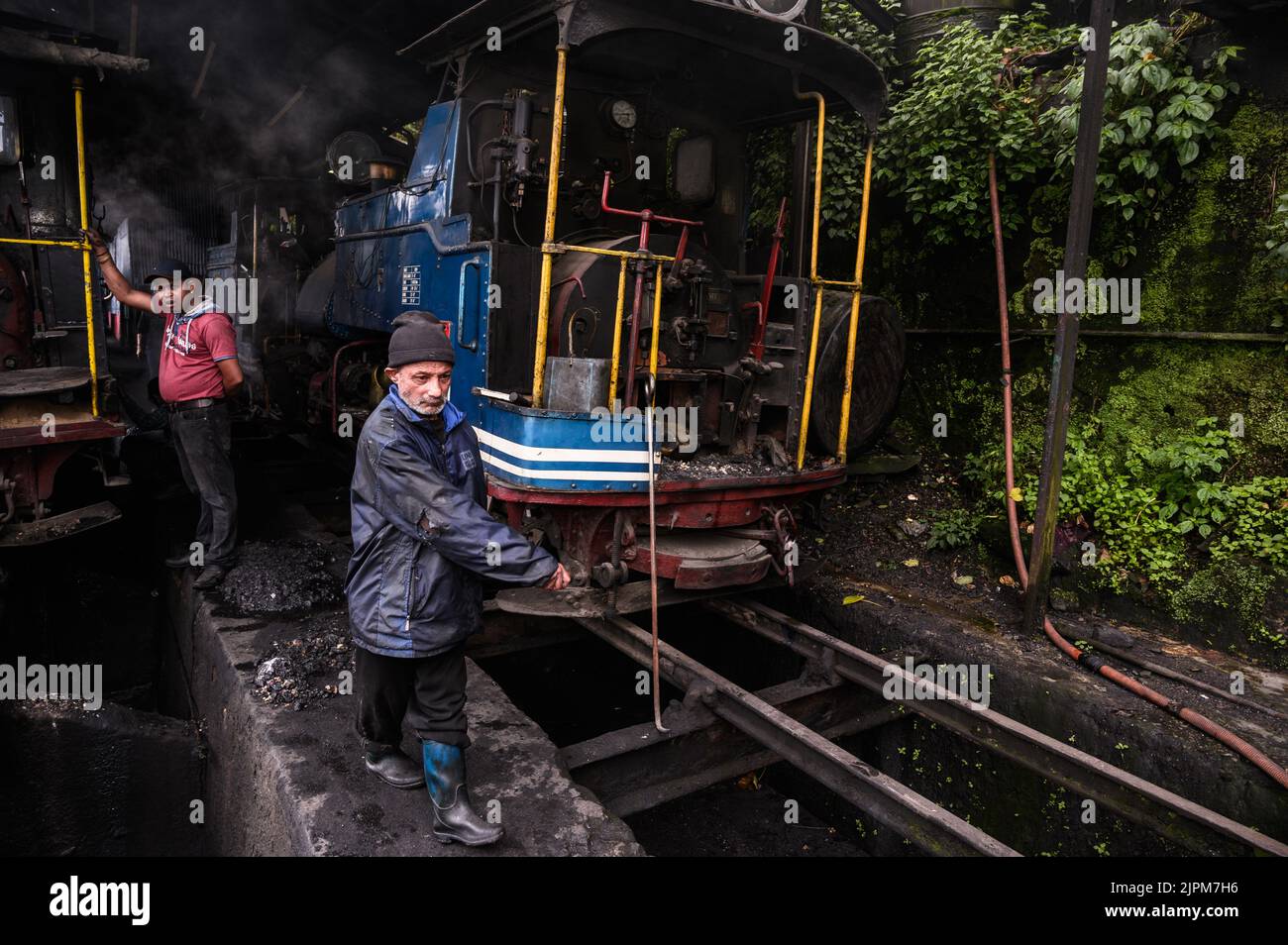 Die Darjeeling Himalayan Railway, ein UNESCO-Weltkulturerbe, auch bekannt als DHR oder Toy Train, ist eine 610-mm-Eisenbahnstrecke, die zwischen New Jalpaiguri und Darjeeling im indischen Bundesstaat Westbengalen verkehrt. Er klettert von etwa 100 m über dem Meeresspiegel bei New Jalpaiguri auf etwa 2.200 m (7.200 ft) bei Darjeeling, wobei er sechs Zickzack und fünf Schleifen verwendet, um Höhe zu gewinnen. Sechs Diesellokomotiven übernehmen den größten Teil des Liniendienstes, darunter tägliche Touristenzüge von Darjeeling nach Ghum – Indiens höchster Bahnhof – und der dampfgetrabene Red Panda-Dienst von Darjeeling nach Kurseong. Stockfoto