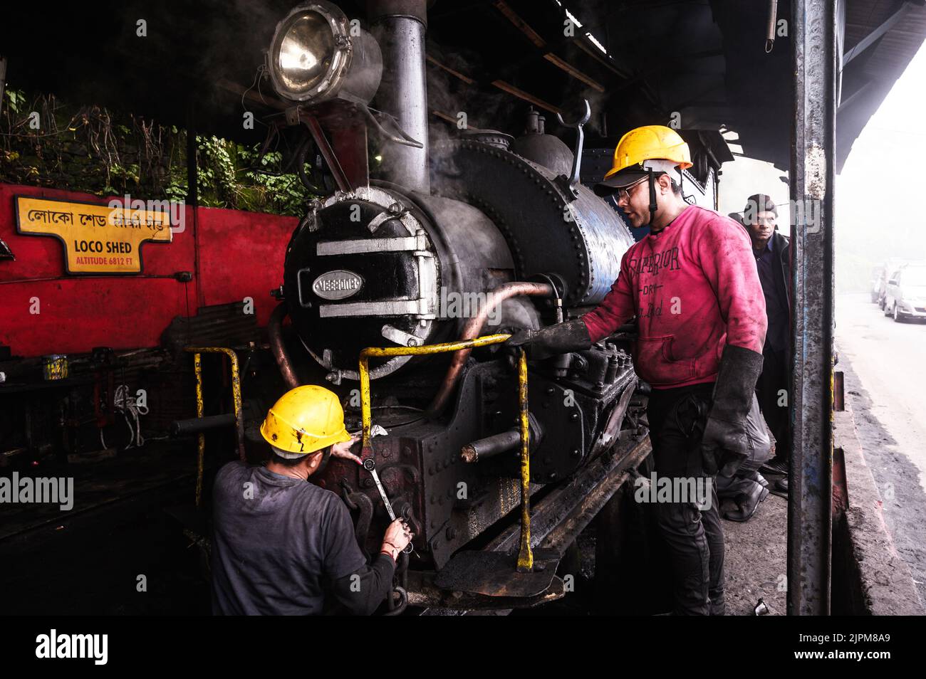 Die Darjeeling Himalayan Railway, ein UNESCO-Weltkulturerbe, auch bekannt als DHR oder Toy Train, ist eine 610-mm-Eisenbahnstrecke, die zwischen New Jalpaiguri und Darjeeling im indischen Bundesstaat Westbengalen verkehrt. Er klettert von etwa 100 m über dem Meeresspiegel bei New Jalpaiguri auf etwa 2.200 m (7.200 ft) bei Darjeeling, wobei er sechs Zickzack und fünf Schleifen verwendet, um Höhe zu gewinnen. Sechs Diesellokomotiven übernehmen den größten Teil des Liniendienstes, darunter tägliche Touristenzüge von Darjeeling nach Ghum – Indiens höchster Bahnhof – und der dampfgetrabene Red Panda-Dienst von Darjeeling nach Kurseong. Stockfoto