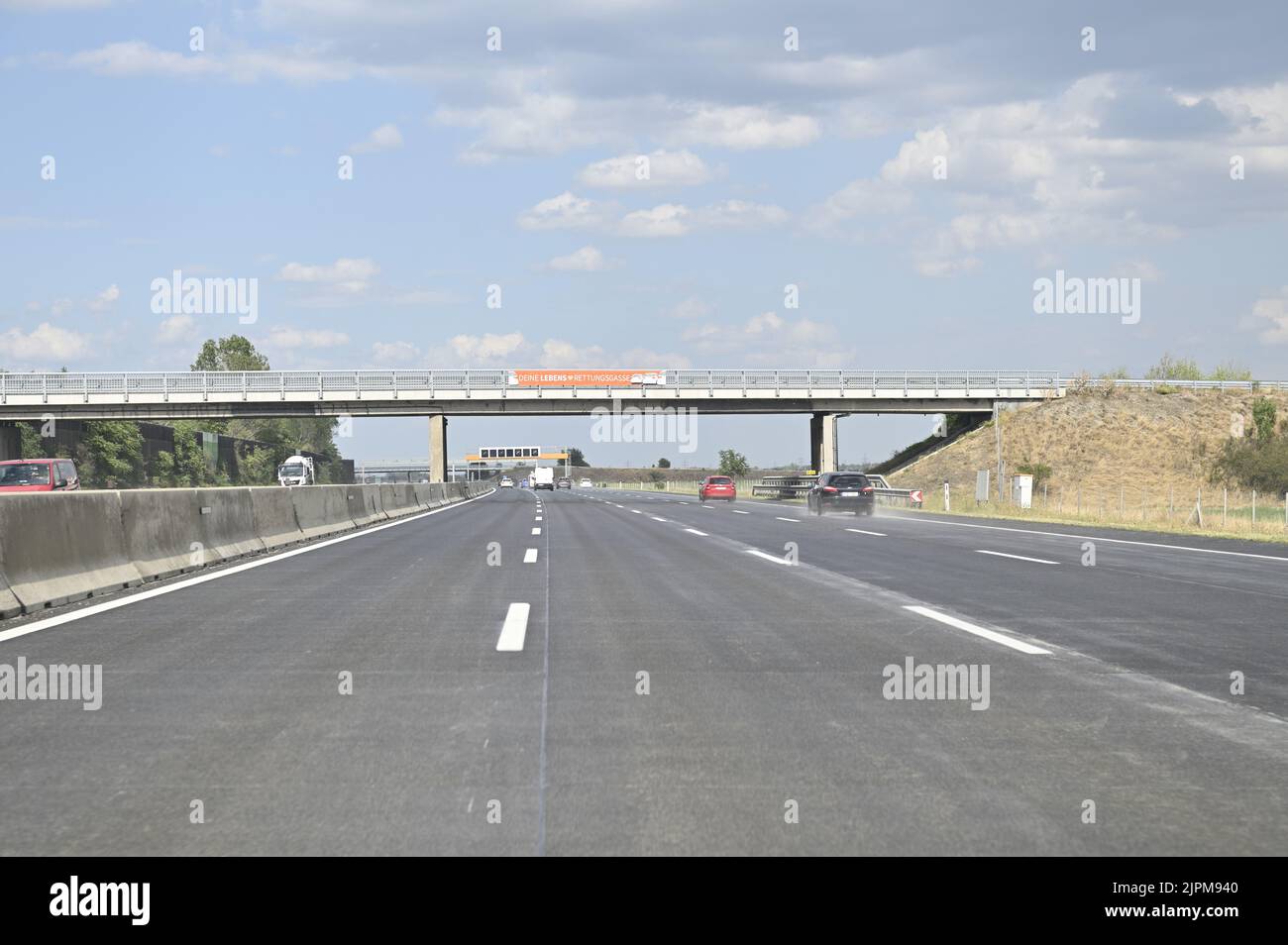 Niederösterreich, Österreich. Fahren auf der Autobahn A2 in Österreich. Ihr Lebensrettendes Lane-Banner Stockfoto