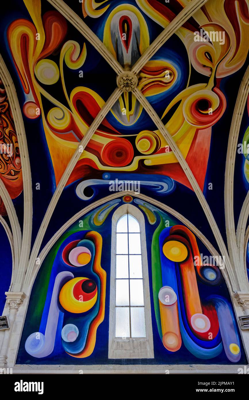 Indre, Frankreich, Le Menoux, der Kirche, im Inneren der Kirche mit den Fresken von der bolivianischen Maler Jorge Carrasco bedeckt Stockfoto Indre, Frankreich, Le Menoux, der Kirche, im Inneren der Kirche mit den Fresken von der bolivianischen Maler Jorge Carrasco bedeckt Stockfoto